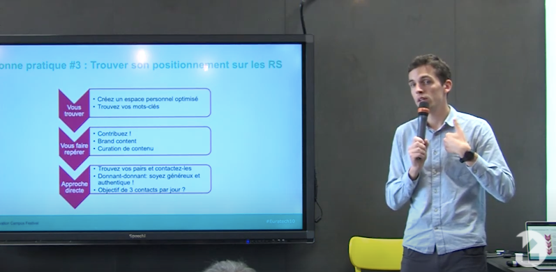 Nicolas Dayez pendant une conférence de consultant SEO à Lille